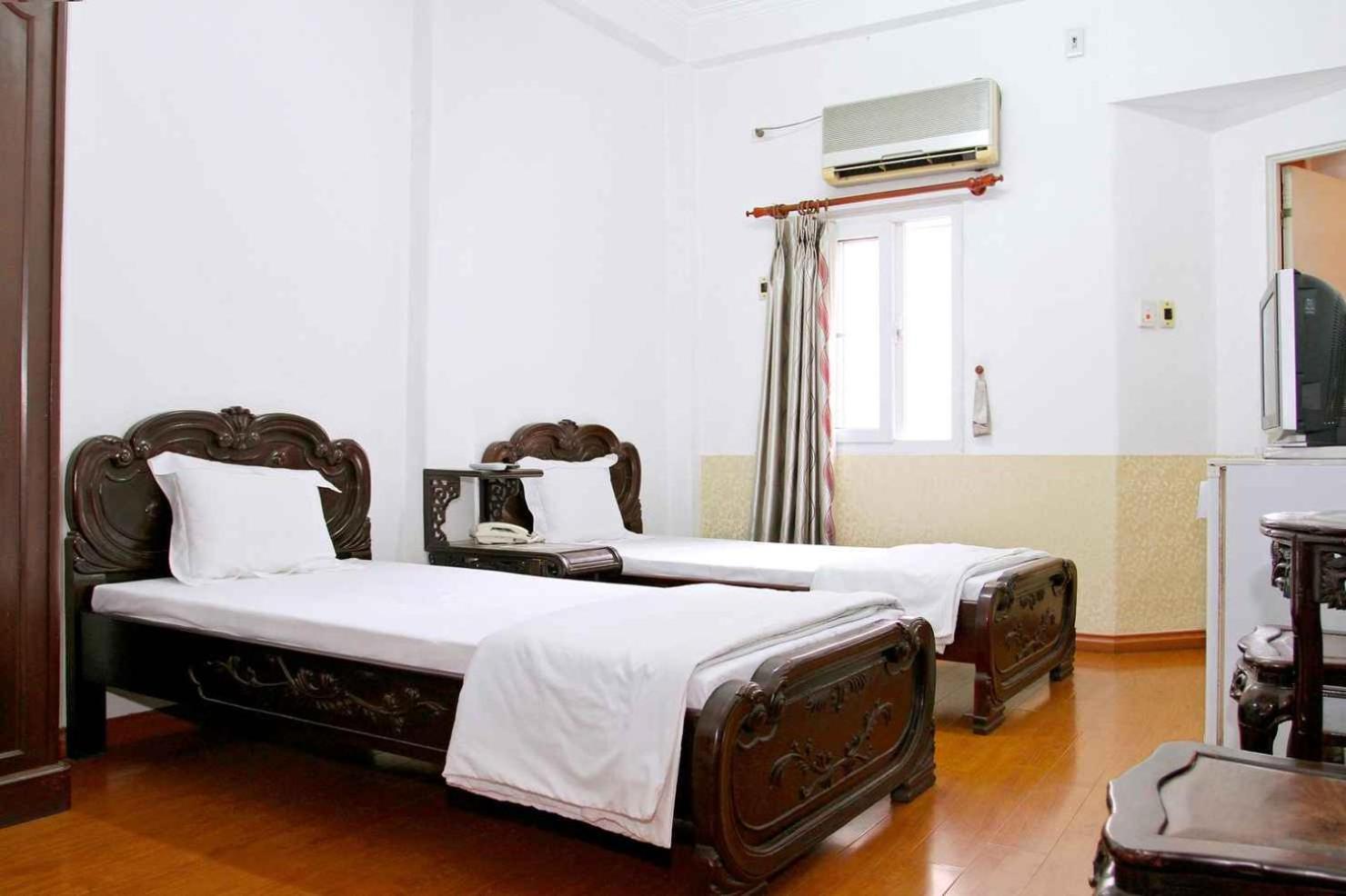 Hoang Cuong Hotel 15 Nguyen Thai Hoc Hanoi Exterior photo