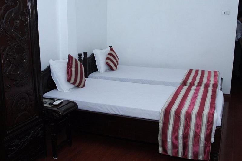 Hoang Cuong Hotel 15 Nguyen Thai Hoc Hanoi Exterior photo