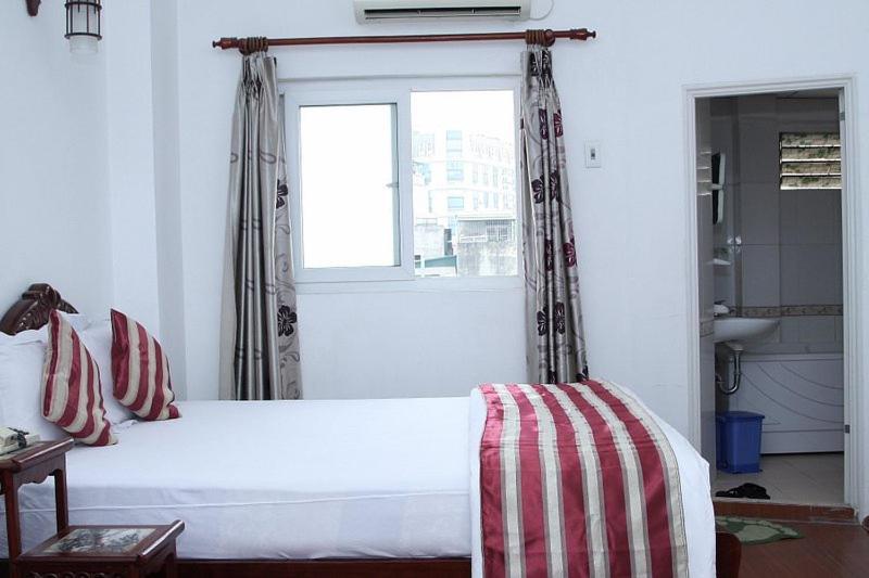Hoang Cuong Hotel 15 Nguyen Thai Hoc Hanoi Exterior photo